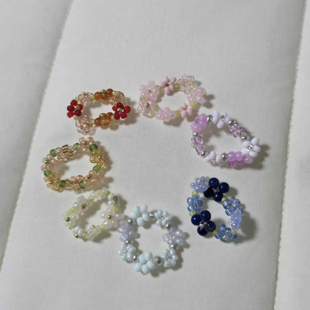 직접 만든 비즈 꽃반지 나눔해요!
RT후 멘션 달아주시면 참여 완료입니다 😌✨️ 
총 8명! (노란색도 만들 거예요)
기본적으로 랜덤 배송이나 원하시는 색이 있으시다면 최대한 반영해 보겠습니다!