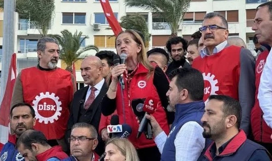 #SONDAKİKA
Son Dakika... İzmir Büyükşehir Belediyesi ile DİSK anlaştı: 'İmza atıyoruz'

Son dakika haberi... #DİSK ile İzmir Büyükşehir Belediyesi anlaşma sağladı. gazikent27.com/mobil/haber/so… , #grev