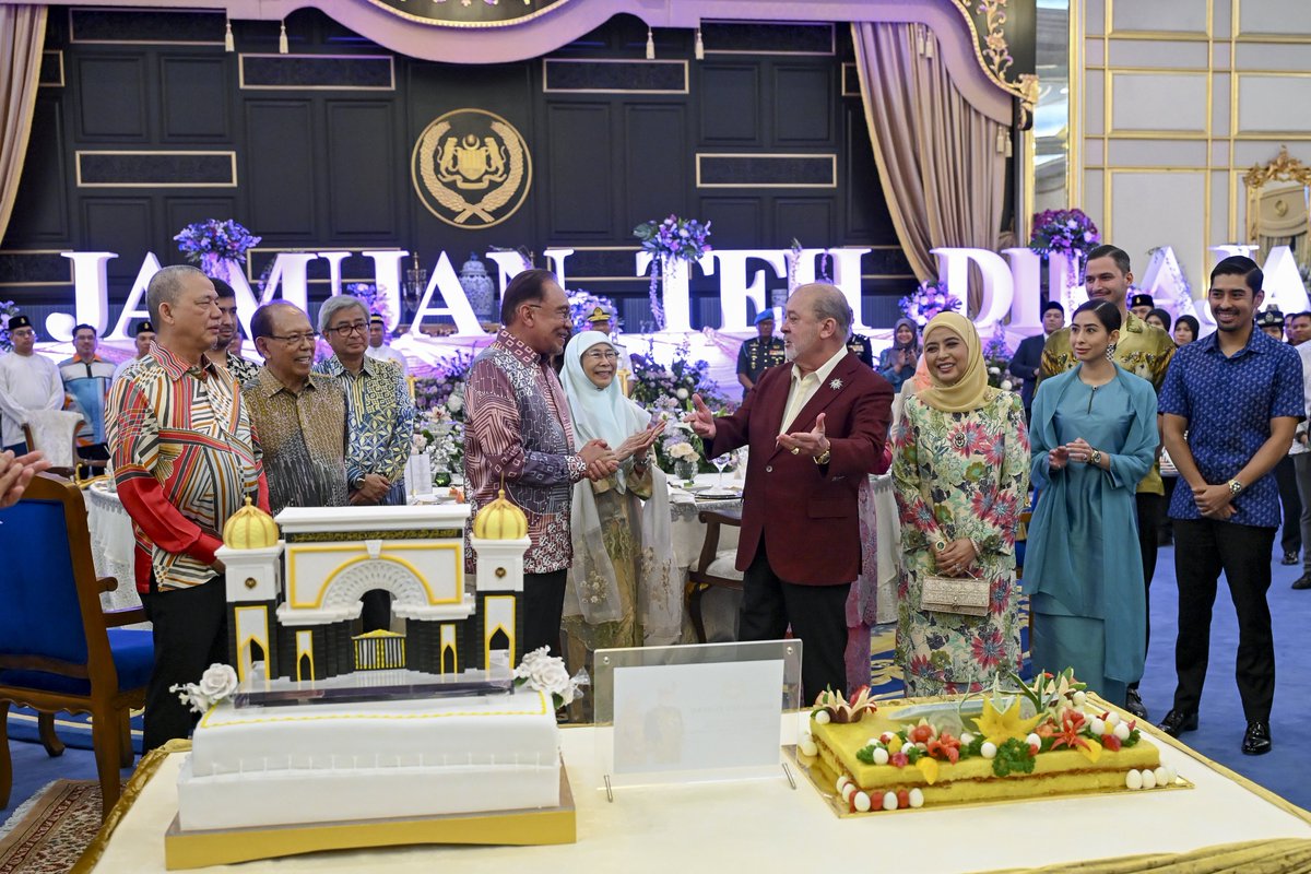 Bersama Azizah petang tadi hadiri Majlis Jamuan Teh Diraja bersempena Ulang Tahun Keputeraan Rasmi KDYMM Seri Paduka Baginda Yang di-Pertuan Agong Sultan Ibrahim di Istana Negara.

Mendoakan Baginda Tuanku dan seluruh Kerabat Diraja diberikan kesihatan berpanjangan serta berada