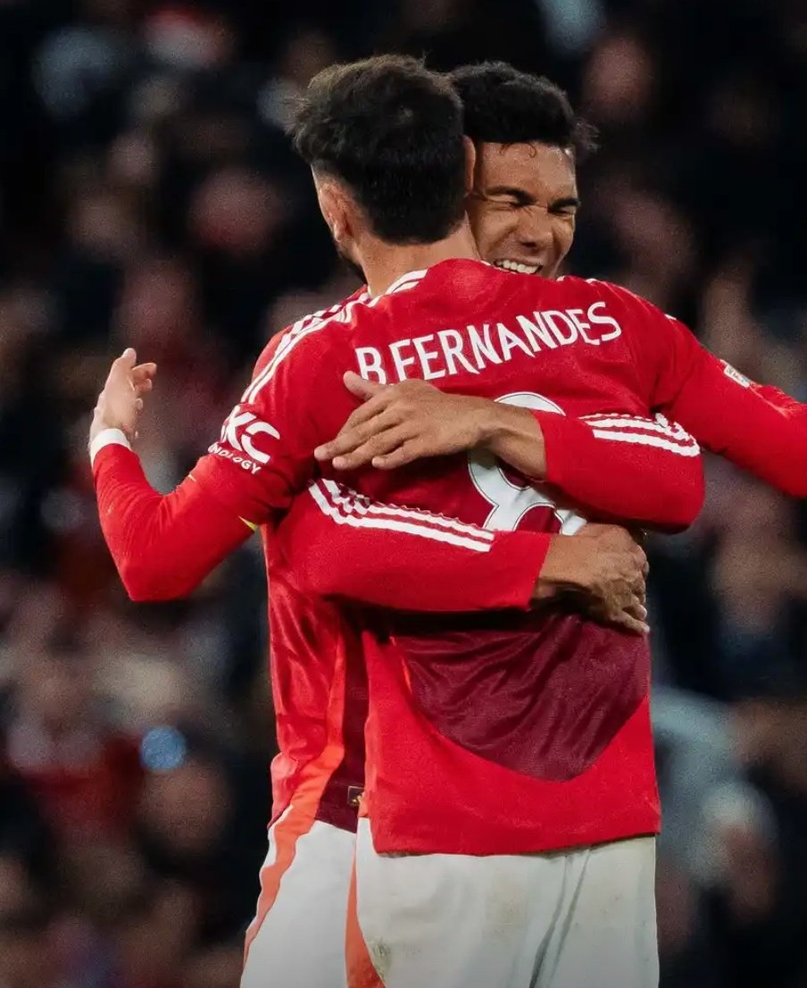🚨🗣 - Casemiro on Bruno Fernandes:

"Bruno is the HEARTBEAT of the team. The team plays how he plays and how he wants. If he wants the team to play further forward, if he wants the team to keep possession, the team keeps possession. 

"He is the MOST important player in the