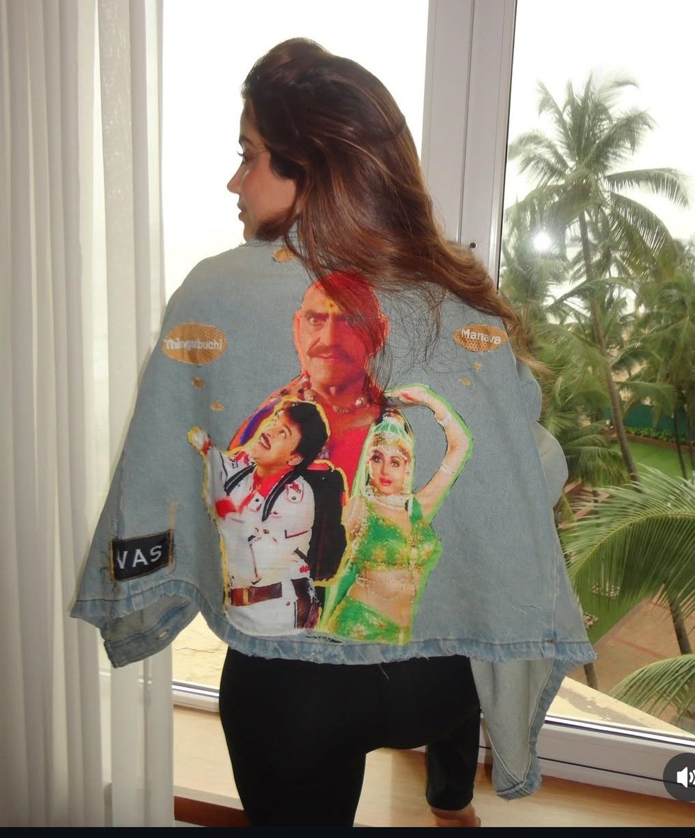 chiruholicc's tweet image. Actress #JanhviKapoor with #JVAS Shirt 🔥 

#JagadekaveeruduAthilokaSundari
Boss @KChiruTweets #Sridevi #Peddi
#Chiranjeevi #MegastarChiranjeevi