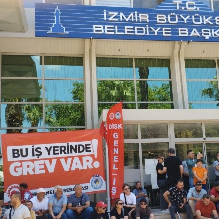 #SONDAKİKA
#İzmir’de 7 gündür devam eden #grev sona erdi.
İzmir Büyükşehir Belediye Başkanı  Cemil Tugay’ın teklifi kabul edildi. 
Belediye işçilerinin alacağı en düşük #maaş 66.000 TL oldu.