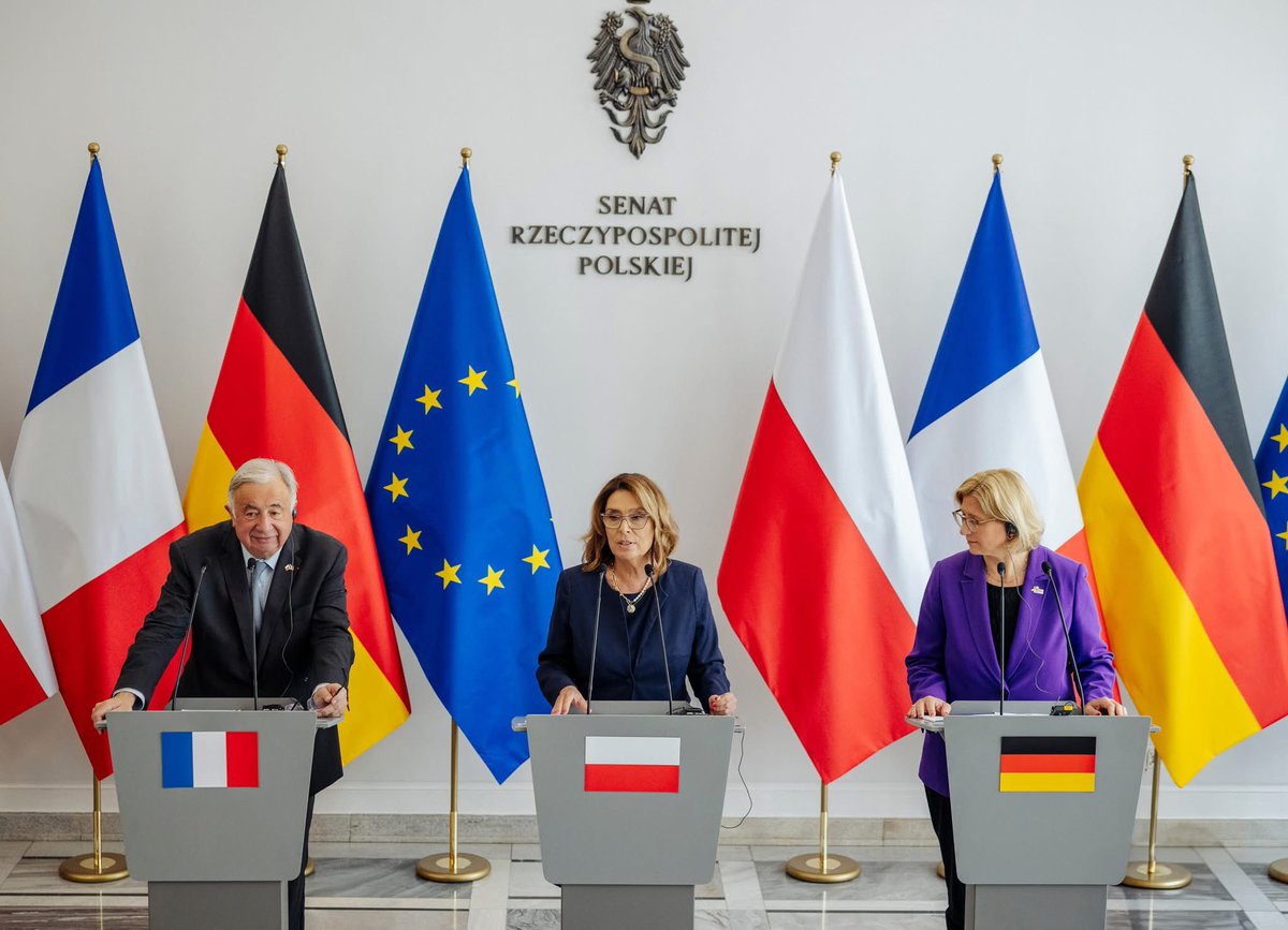 Potwierdzam, że koalicja parlamentarna w Polsce nie zejdzie z drogi ku europejskiej i euroatlantyckiej jedności - powiedziała <a href="/M_K_Blonska/">Małgorzata Kidawa-Błońska</a> na spotkaniu przewodniczących izb wyższych parlamentów Trójkąta Weimarskiego w Warszawie. Ważne wydarzenie w ważnym dla Polski czasie.🇵🇱🇫🇷🇩🇪