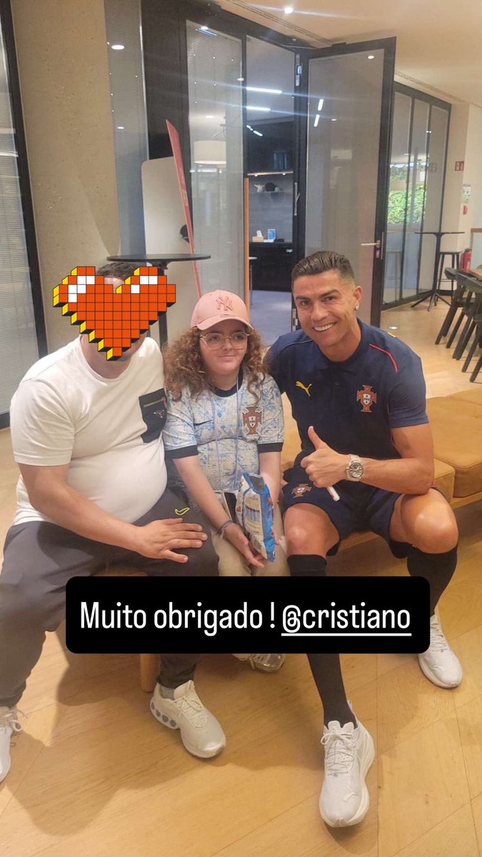 Actu Foot PT (@actufootpt) on Twitter photo 💫 Le rêve d’Inaya est devenu réalité 🙏
Âgée de 11 ans et atteinte d’un cancer du cerveau, elle rêvait de rencontrer Cristiano Ronaldo 🇵🇹
🫶 Le capitaine de la Seleção l’a reçue à Munich. Un moment plein d’émotion et d’humanité ❤️
🌟 Force à toi, Inaya.
📸 <a href="/anquez_romain/">Anquez Romain</a> 💫 Le rêve d’Inaya est devenu réalité 🙏
Âgée de 11 ans et atteinte d’un cancer du cerveau, elle rêvait de rencontrer Cristiano Ronaldo 🇵🇹
🫶 Le capitaine de la Seleção l’a reçue à Munich. Un moment plein d’émotion et d’humanité ❤️
🌟 Force à toi, Inaya.
📸 <a href="/anquez_romain/">Anquez Romain</a>