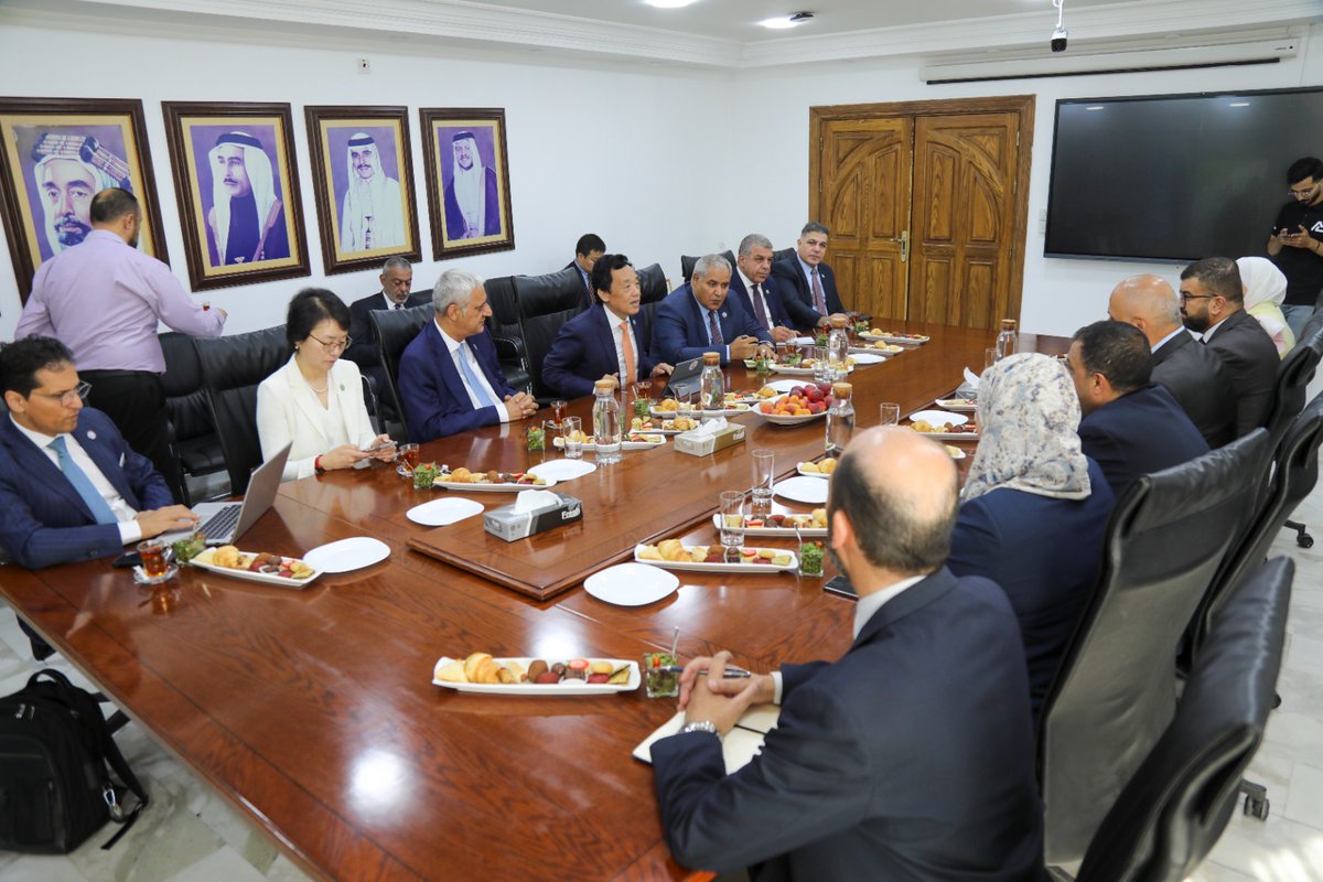 During a high-level meeting, FAO Director-General QU Dongyu met with H.E. Dr. Muawieh Radaideh, Minister of Environment in Jordan, to discuss cooperation on climate change and alternative energy to promote regional and global food security.