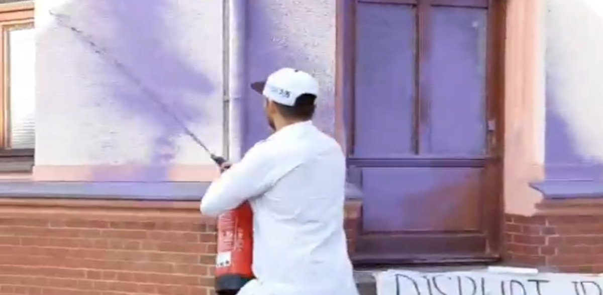 Chemnitz: Anschlag auf identitäres Zentrum

◼️ Mitten am Tag stürmte ein Linksextremist auf das Zentrum der Identitären Bewegung (IB) in Chemnitz zu und attackierte die Zentrale mit einem präparierten Feuerlöscher. 

◼️Bereits in der vergangenen Woche hatten Linksextremisten die