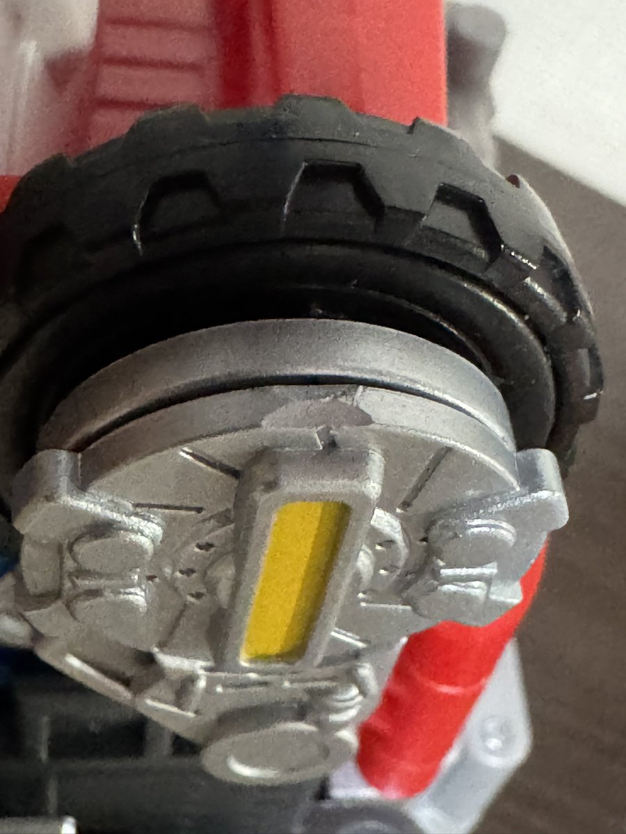 ゴッドファイヤーコンボイをいじっていたら、新たな不具合を発見👀
まだ報告を見かけないけど、うちの個体はプラ表面がすでに黄ばみ始めてる…😢 同じ症状の人いますか？
プラモじゃないとはいえ、ゲートの処理がさすがに雑すぎる…せめて左右は同じ仕上がりであってほしかった。
#トランスフォーマー