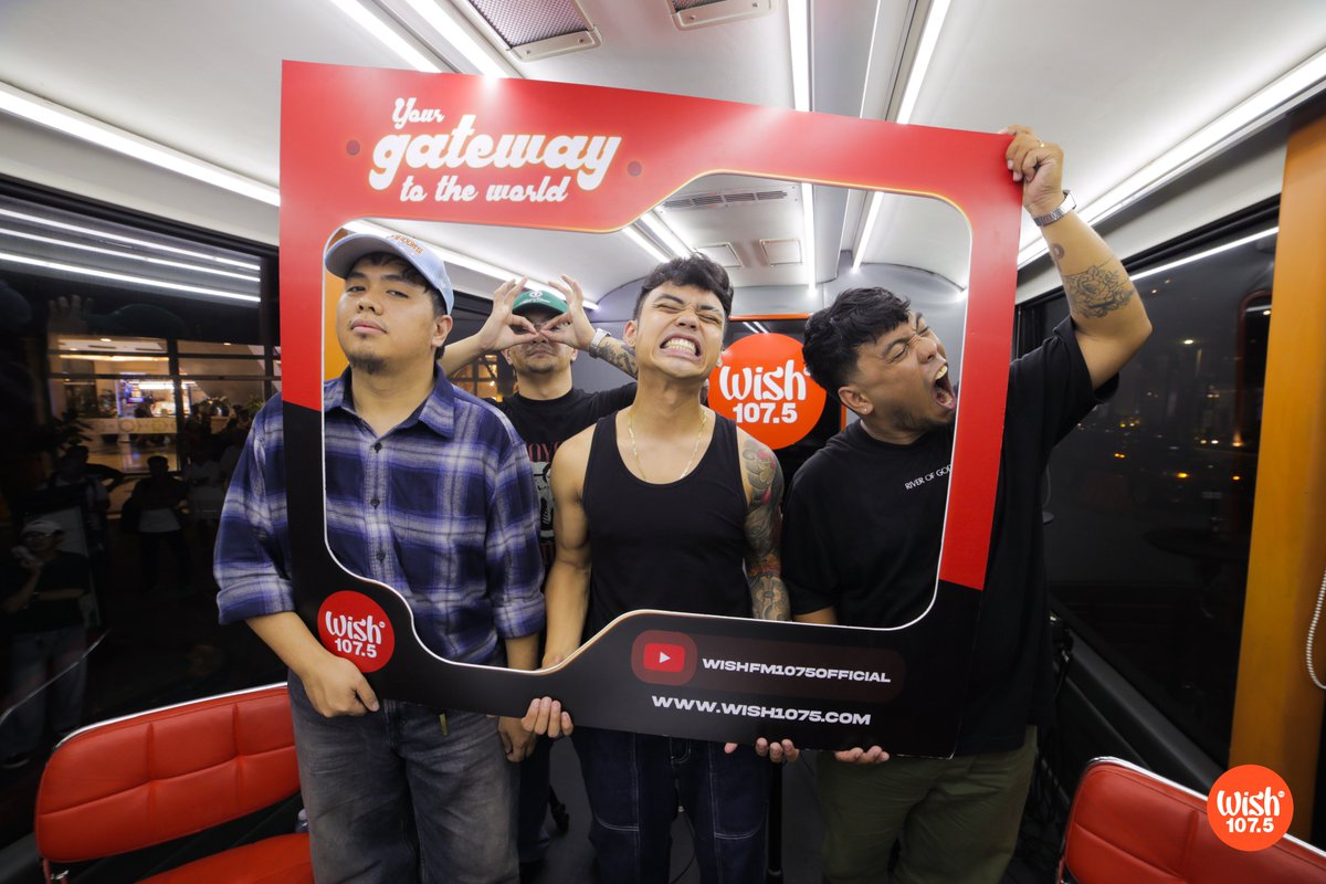 Singer-songwriter <a href="/danielparingit/">Daniel Paringit</a> returned to the Wish Bus and serenaded everyone with his kilig tunes, "Hanggang Tumanda" and "DI MO LANG ALAM."