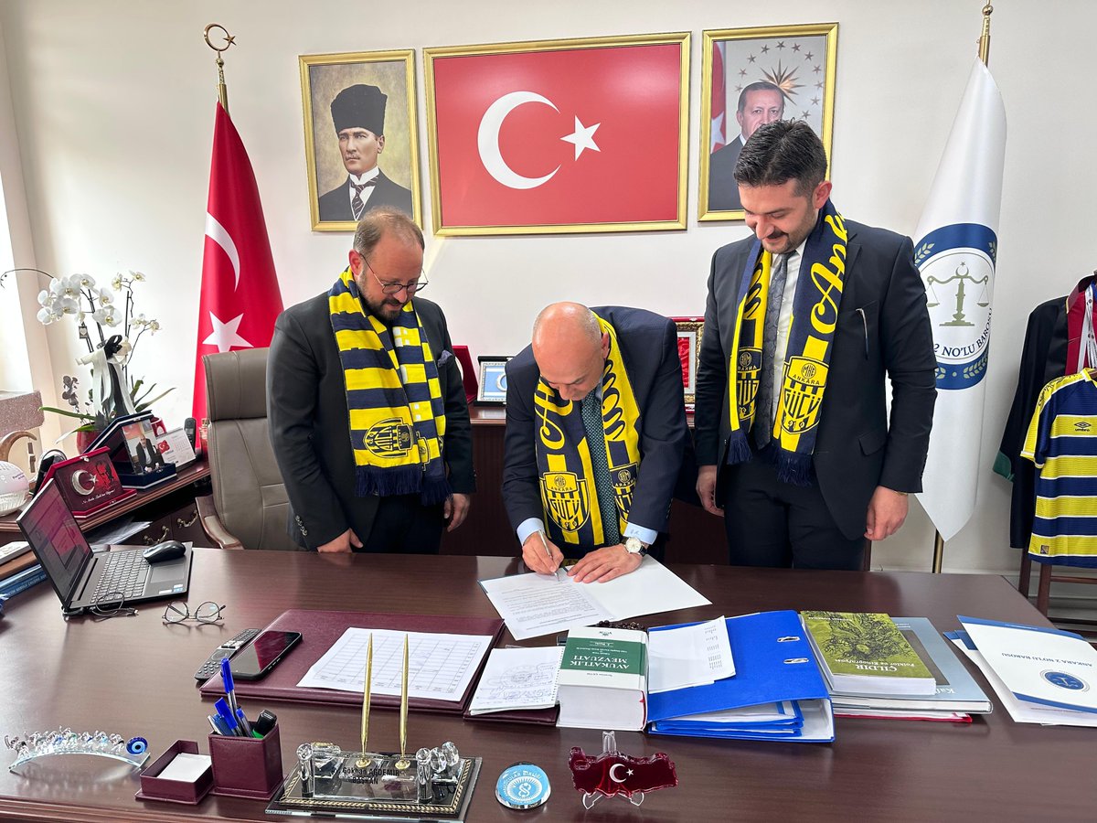 ankara2barosu's tweet photo. ANKARA'NIN BAROSU, ANKARA'NIN TAKIMI!

Ankaragüçlü Hukukçular ve Avukatlar Derneği ile Ankara 2 No’lu Barosu arasında, sporun hukuki zeminde daha güçlü temellere oturtulması amacıyla önemli bir adım atıldı.

Bugün imzalanan Spor Hukuku İş Birliği Protokolü ile sporcu haklarından kulüp sözleşmelerine, disiplin hükümlerinden tahkim süreçlerine kadar geniş bir alanda ortak çalışmalar yürütülecek.

Bu iş birliği, hem sporun adaletle buluşmasına hem de meslektaşlarımızın spor hukuku alanındaki yetkinliğinin artmasına katkı sağlayacaktır.

📍Amacımız, spor camiasında hukukun üstünlüğünü daha görünür ve etkin hale getirmek.
📌Hedefimiz, Türkiye’ye örnek olacak bir model oluşturmak.