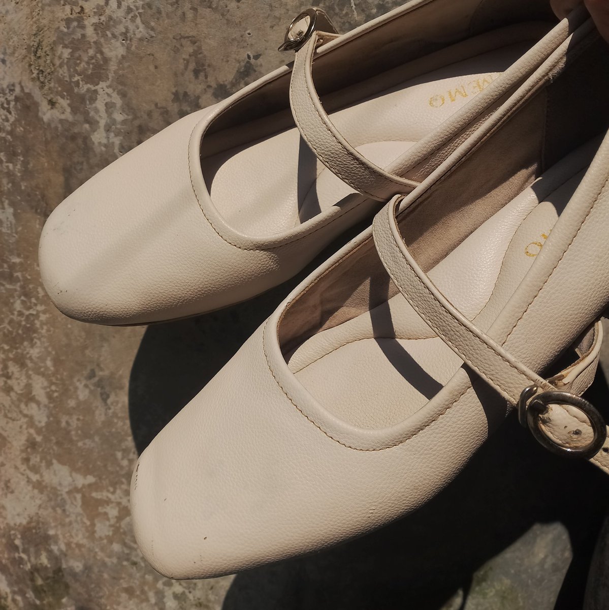 archqry's tweet photo. this beloved flat shoes yang udah nemenin almost two years still looks good and properly functioned 🤩✨ 

a quick thread on durability, worthiness and honest wear test review; https://t.co/rM2hOUinRz