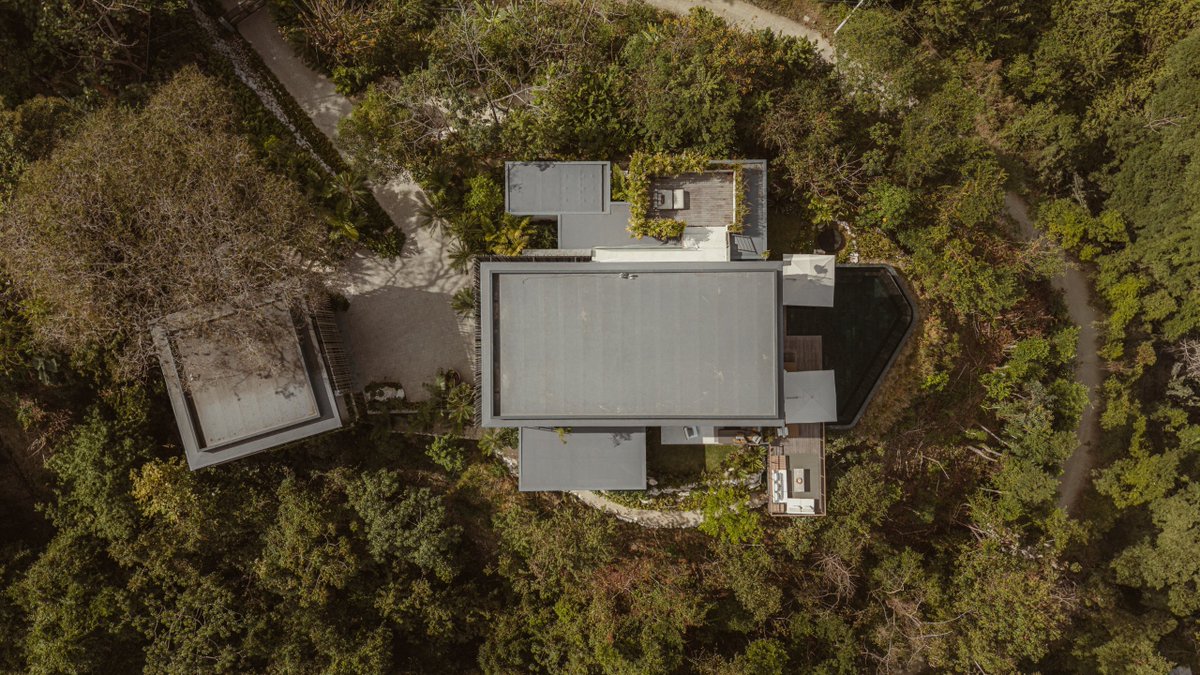 StudioSaxe's tweet image. “Set on a hilltop above the Pacific in Santa Teresa, two wooden pavilions rise gently above the jungle canopy, framing panoramic ocean views”

studiosaxe.com/projects/casa-…

.
.
.