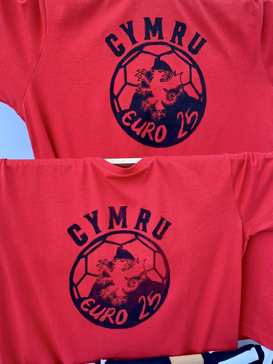 🏴󠁧󠁢󠁷󠁬󠁳󠁿⚽️ Crysau T a mygiau Cymru Euro 25 a Jess Fishlock ar gael yma! 

👉 cadwyngifts.com/cy/collections…

#Cymru2025