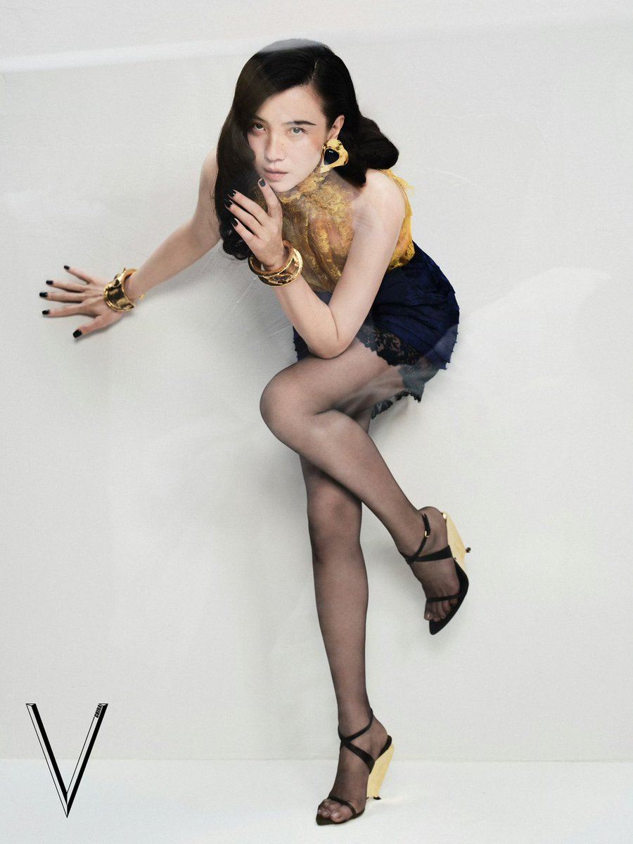 宋佳又穿超薄黑丝了，整个黑丝脚尖透明的脚趾全部露了出来给大家看，欢迎大家放大看