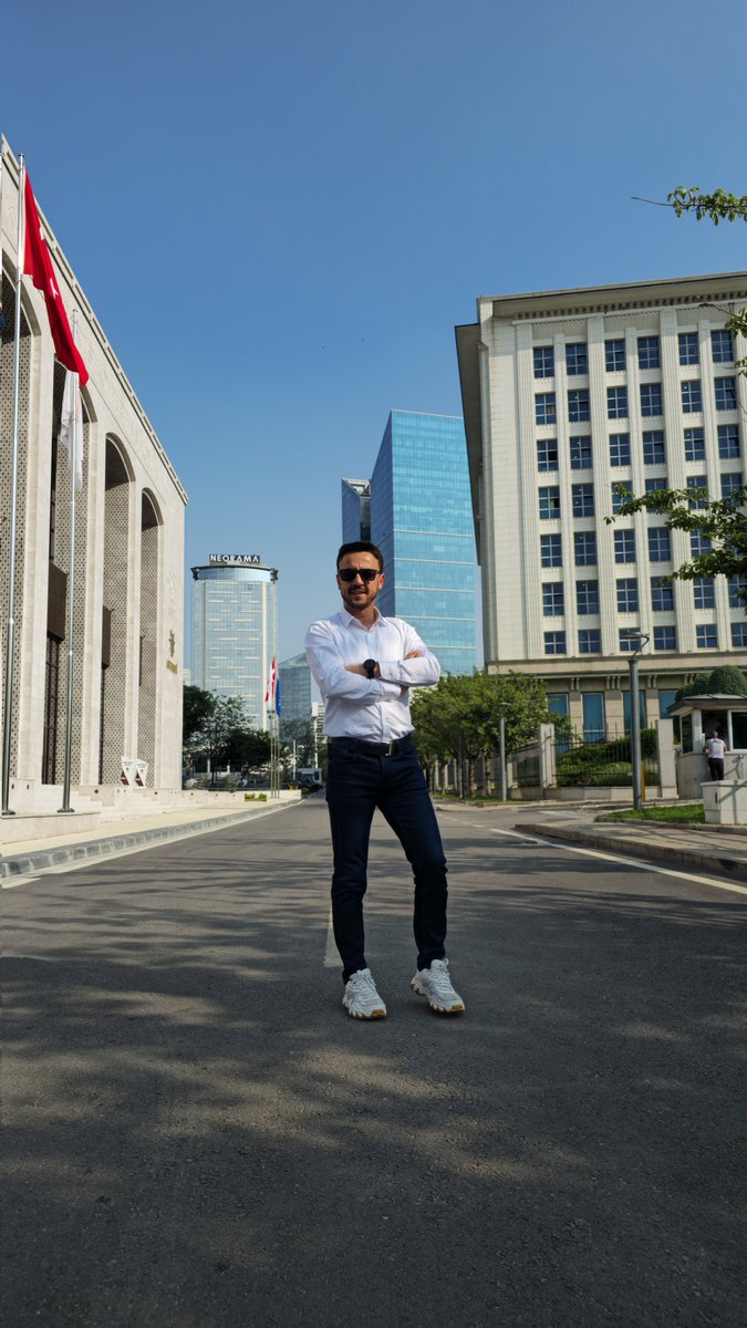AK Parti'deyiz. AK Parti MYK toplantısı birazdan başlayacak. Cumhurbaşkanı Erdoğan'ın yoğun diplomasi trafiğinden dolayı toplantı 2,5 saat sarktı.