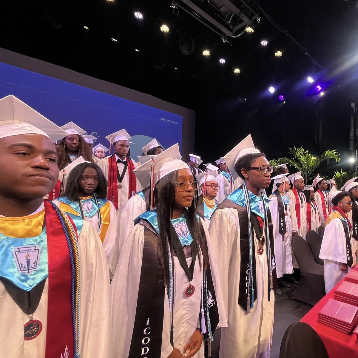 SuptDotres's tweet image. Congratulations to the #Classof2025 from @itechmegamagnet ! Your hard work has brought you to this exciting milestone. As you move forward, may you continue to thrive and achieve outstanding success. Go Titans! #MDCPSGrad #Alumni305 #YourBestChoiceMDCPS