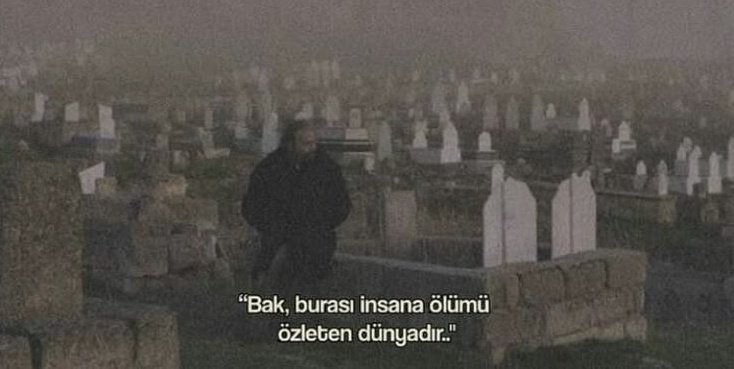#isias da çocuğunu kaybeden ailelere mezarlıkları mesken edindirdiniz ve gencecik yaşlarında onlara ölümü özlettiniz. Bazı öldürülen çocukların geride kalan kardeşleri var da anne baba ayakta durmaya çalışıyor. Bir de siz katiller #olasıkast ile müebbet alın diye yaşıyorlar.