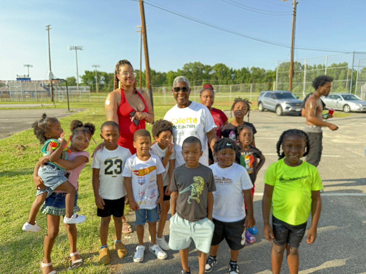 Colette4rva's tweet photo. Nothing better than good weather! I was so excited to be a part of this community pop up and social hosted by @richmondpolice in the East End last evening. Safe neighborhoods and ice cream is what it is all about! 🏡🍦 https://t.co/CS02fchBPV
