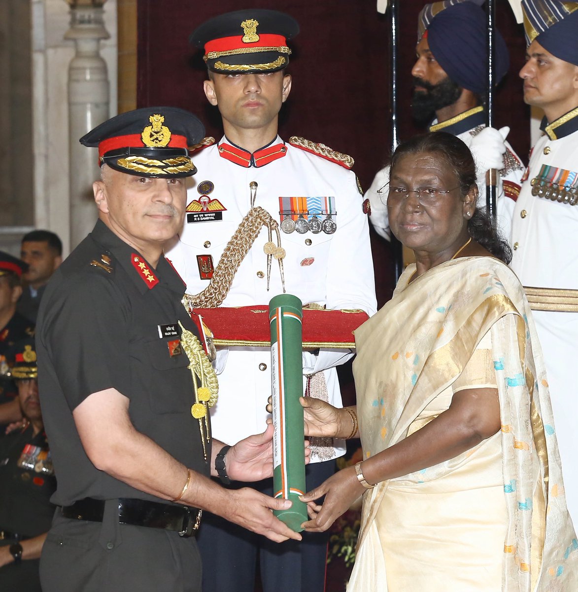 President of India Smt Droupadi Murmu presented Uttam Yudh Seva Medal to India’s Director General of Military Operations (DGMO) Lieutenant General Rajiv Ghai during Defence Investiture Ceremony 2025 (Phase-II) in New Delhi today.