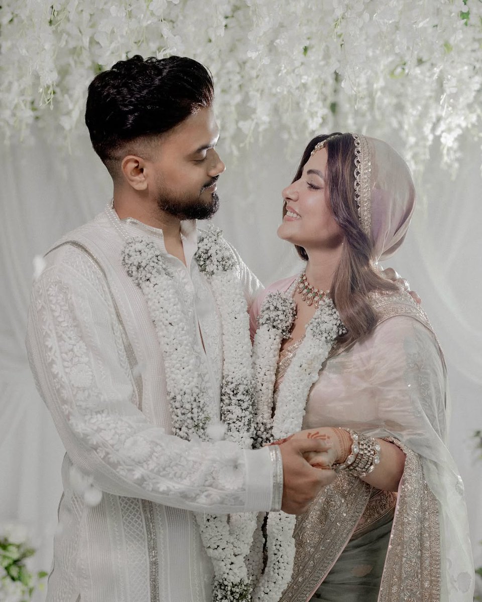 BombayTimes (@bombaytimes) on Twitter photo Congratulations to #HinaKhan and #RockyJaiswal!
The couple has tied the knot, Hina shares the joyful news on her social media handle
<a href="/eyehinakhan/">Hina Khan</a> #HinaKhanWedding #RockyJaiswal <a href="/_hinakhanteam/">HINA KHAN TEAM</a> <a href="/Hinakhanhome_/">H̶i̶n̶a̶k̶h̶a̶n̶h̶o̶m̶e̶</a> @HinaKhanDevotee <a href="/HinaKhanfb79/">HinaKhanfb79</a> Congratulations to #HinaKhan and #RockyJaiswal!
The couple has tied the knot, Hina shares the joyful news on her social media handle
<a href="/eyehinakhan/">Hina Khan</a> #HinaKhanWedding #RockyJaiswal <a href="/_hinakhanteam/">HINA KHAN TEAM</a> <a href="/Hinakhanhome_/">H̶i̶n̶a̶k̶h̶a̶n̶h̶o̶m̶e̶</a> @HinaKhanDevotee <a href="/HinaKhanfb79/">HinaKhanfb79</a>