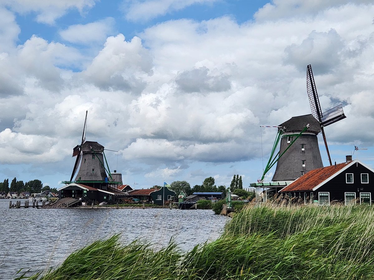 풍차마을에 가다..

암스테르담 Zaanse Schans에 있는 풍차마을에 들렸습니다.
바람이 끊임없이 세차게 불어 풍차의 입지로 딱인 곳입니다.