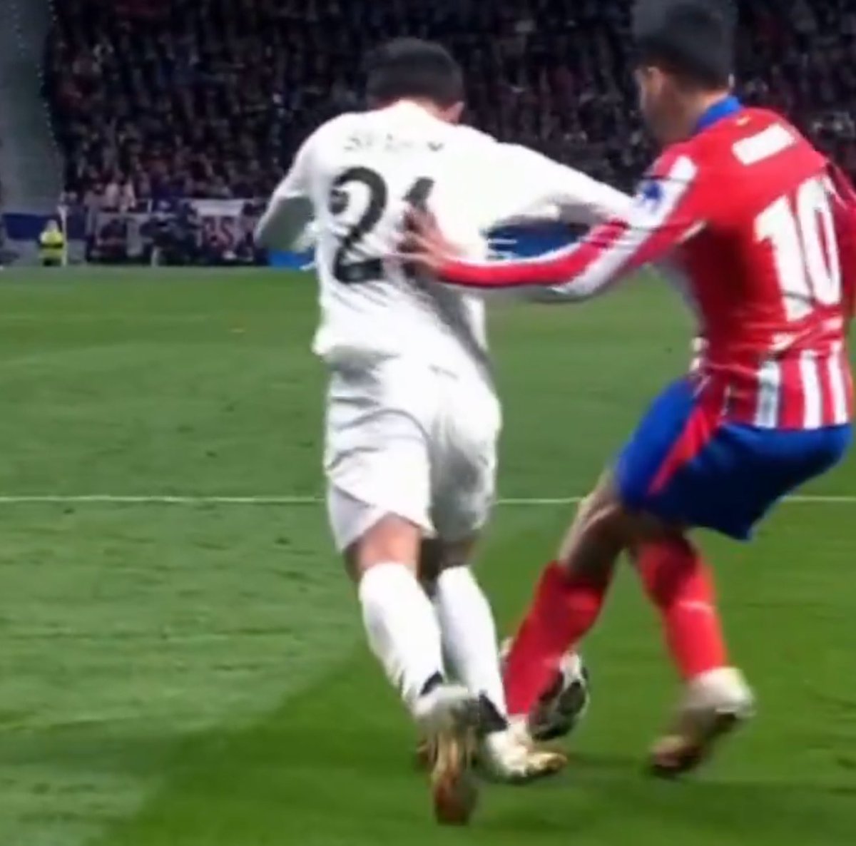 BjornNorth84's tweet photo. @DAZNFutbol El penalti anulado a Julián Álvarez fue el único acierto del VAR en esa eliminatoria, confirmado por la IFAB.

Que no os engañen los acomplejados y su ejército de juntaletras manipuladores en nómina con su relato victimista de siempre. https://t.co/Q7xcZ4Eo0P