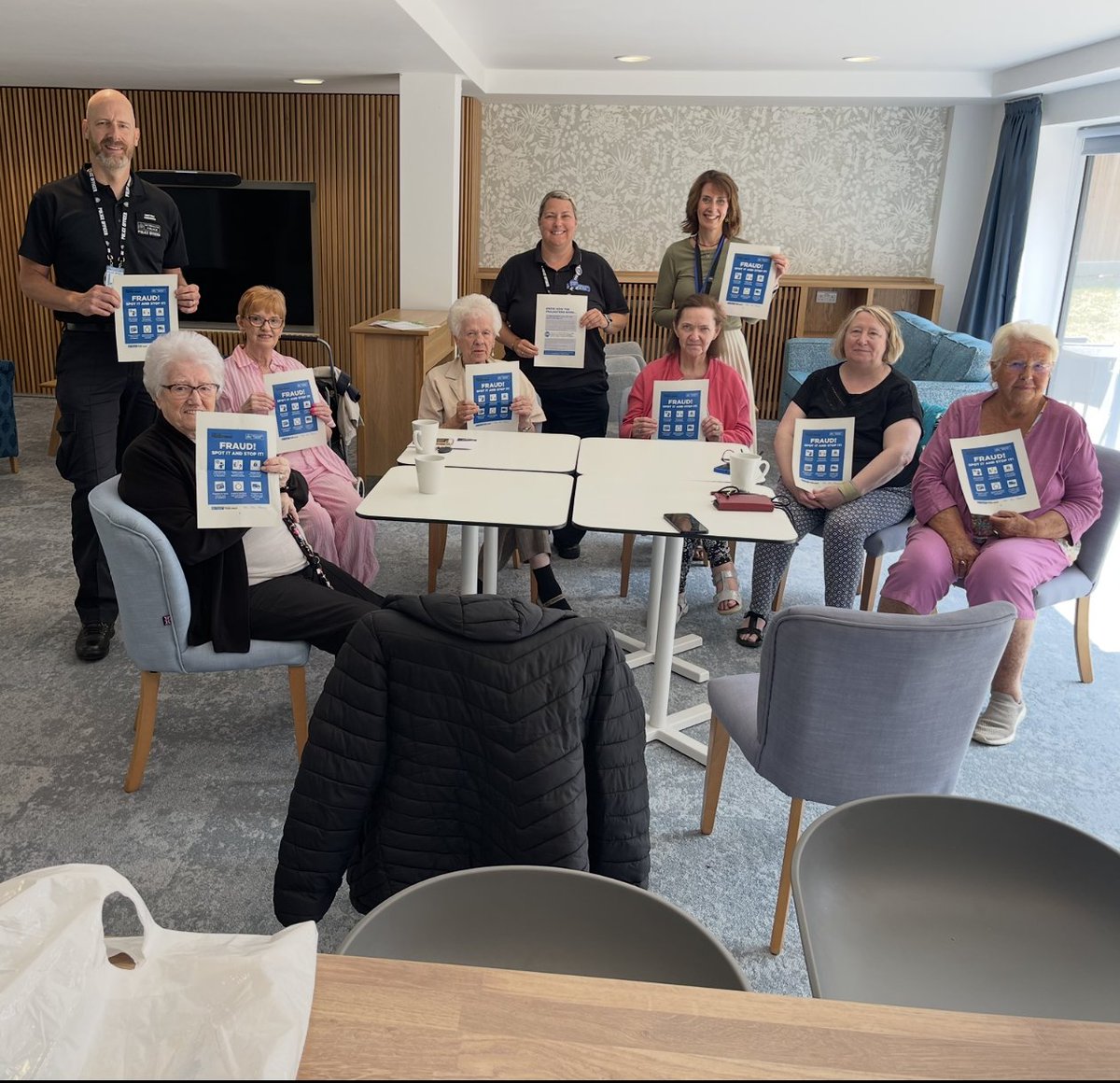 Sutton Community Liaison Officers PC CLEE and PC CUNNINGHAM visited Norman House, Sutton today to speak to the residents and staff about courier fraud #Courierfraud #MPSSutton