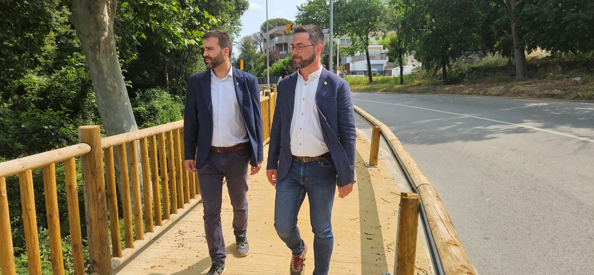 El diputat Sergi Vallès i l’alcalde Marc Candela han visitat el nou itinerari de vianants a la BV-5001 a Martorelles.
🚶‍♀️🛣️ Una actuació de la <a href="/diba/">Diputació de Barcelona</a> per millorar la seguretat vial, feta en col·laboració amb l’Ajuntament.
<a href="/diba/">Diputació de Barcelona</a>  #SeguretatVial #ODS9
👉🔗 diba.cat/ca/web/sala-de…