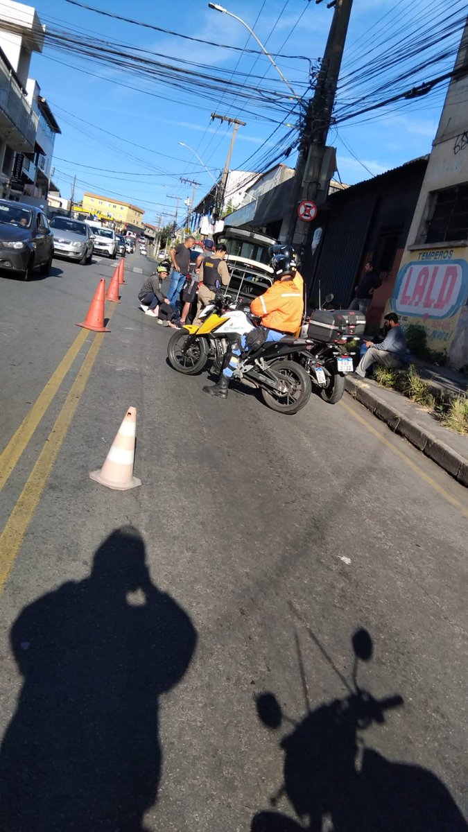 TransContagem's tweet photo. 08h30 - Sinistro com vítima na rua Tiradentes, 1858, no bairro Industrial, envolvendo 02 carros e 01 motocicleta, em direção a Ibirité.

🚨Transcon e PM no local
⚠️Samu acionado https://t.co/8SlqiCLvZy