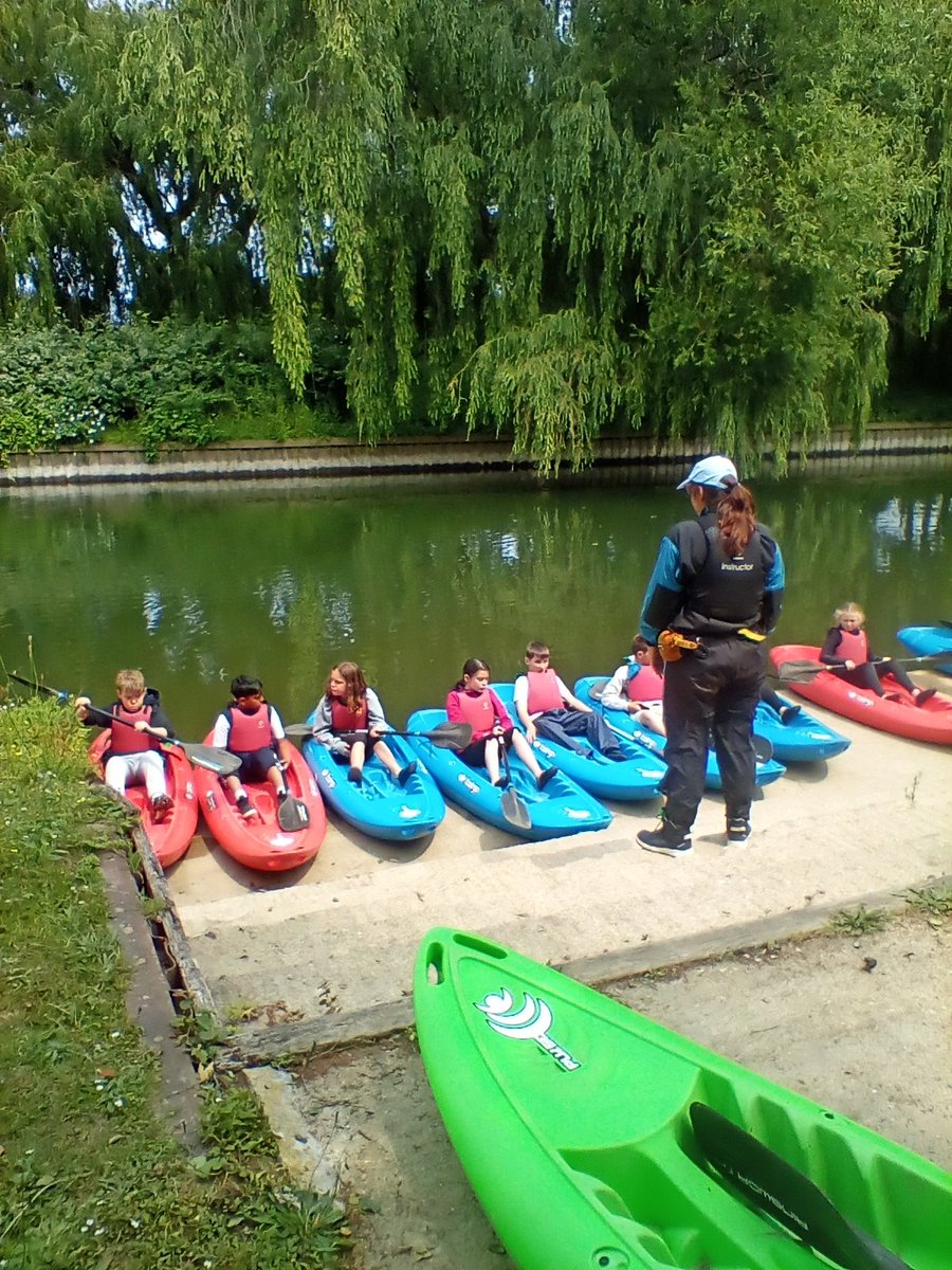We have gained our energy back over lunchtime and are now enjoying some kayaking!🚣