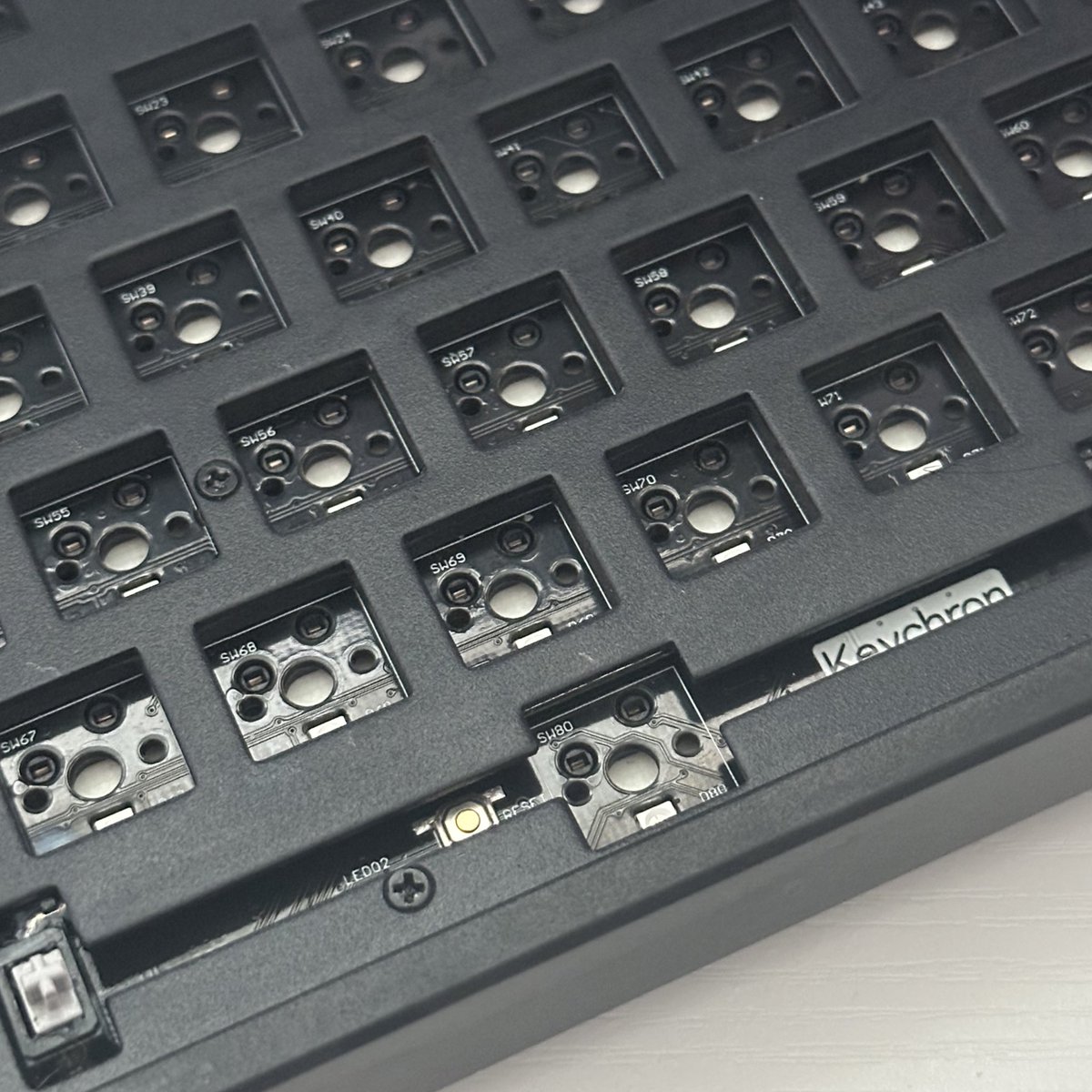 수제 윤활도 하고 스위치 요리조리 바꿔 끼우고
늘어나는 키보드와 스위치.. 타건샵 차려도 될 정도😂