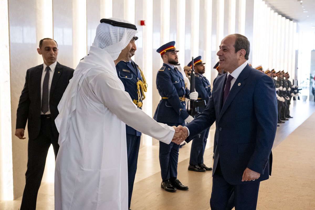 استقبل صاحب السمو الشيخ #محمد_بن_زايد آل نهيان #رئيس_الدولة "حفظه الله"، بمطار الرئاسة في #أبوظبي، فخامة #عبدالفتاح_السيسي، رئيس جمهورية #مصر العربية الشقيقة الذي وصل اليوم #الإمارات في زيارة أخوية 

#الإمارات_مصر 🇪🇬🤝🇦🇪  
#الامارات_ترحب_بالسيسي