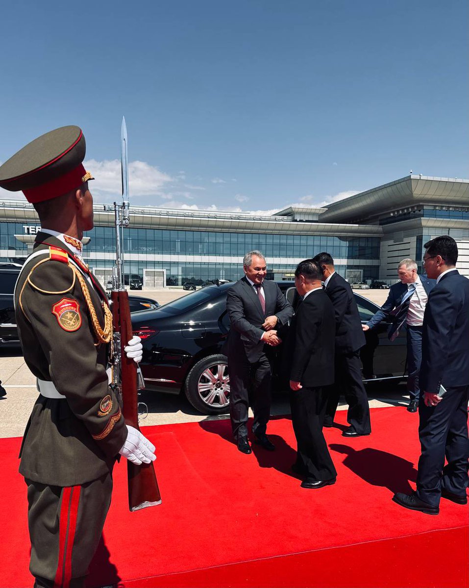 4 июня Пхеньян с кратким рабочим визитом посетил Секретарь Совета Безопасности Российской Федерации С.К.Шойгу, который был принят Председателем государственных дел КНДР Ким Чен Ыном.