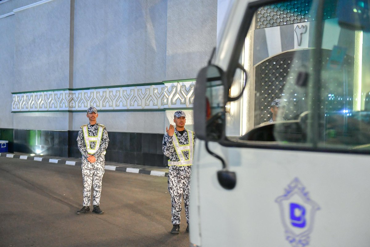 منسوبو كلية الملك فهد الأمنية في خدمة ضيوف الرحمن.
#يسر_وطمأنينة