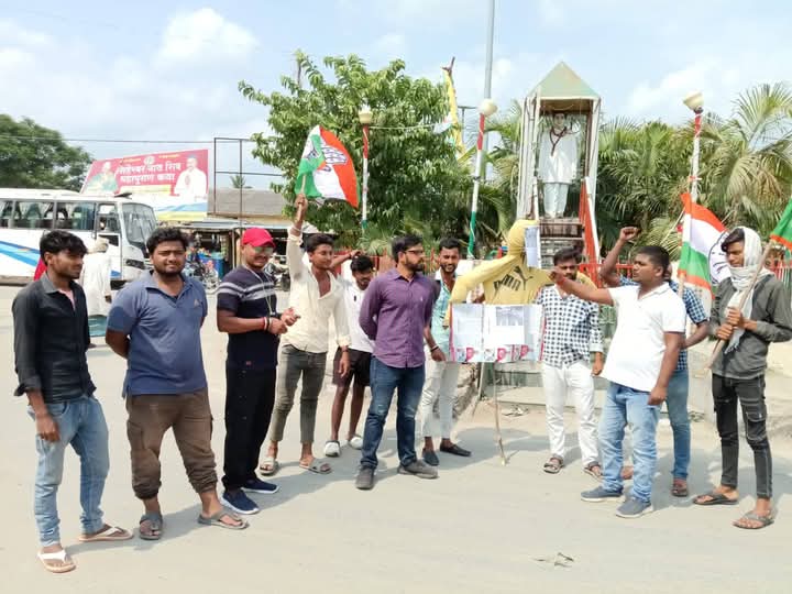📍मधेपुरा,
मुज़फ्फरपुर की दलित बेटी को न्याय दिलाने की लड़ाई अब सड़कों पर है 
<a href="/IYC/">Indian Youth Congress</a> मधेपुरा नेता निरंजन यादव जी के नेतृत्व में मधेपुरा के बीपी मंडल चौक पर बिहार के स्वास्थ मंत्री मंगल पांडे का पुतला दहन विरोध प्रदर्शन कर इस्तीफे की मांग की |
<a href="/kanhaiyakumar/">Kanhaiya Kumar</a> <a href="/Allavaru/">Krishna Allavaru</a> <a href="/UdayBhanuIYC/">Uday Bhanu Chib</a>