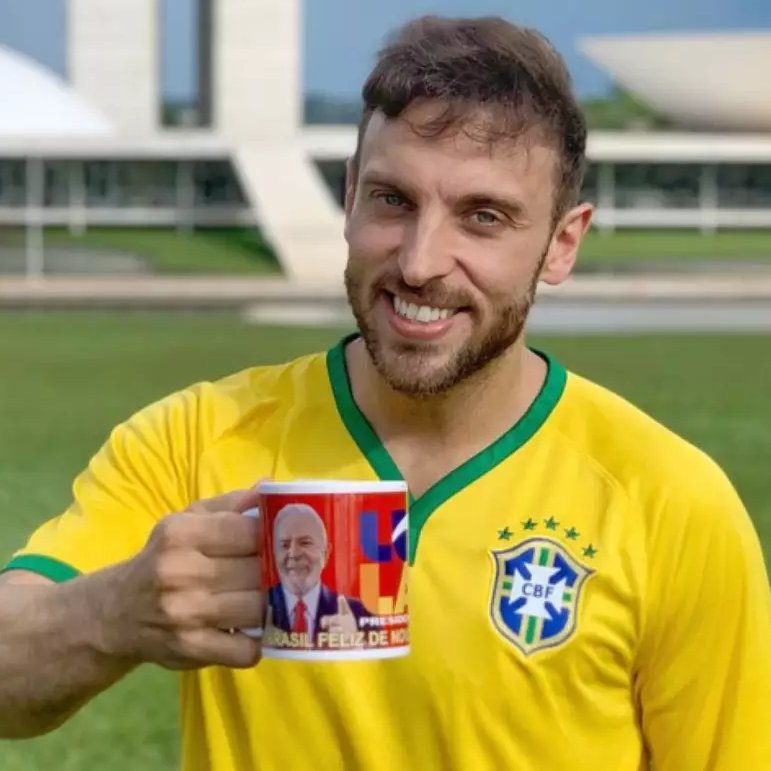 republiqueBRA's tweet photo. 💥 🚩 Humorista Maurício Meirelles ironiza a condenação de Léo Lins logo após a soltura do MC Poze do Rodo:
🗣️ "Vou parar de fazer piada e entrar pro Comando Vermelho." https://t.co/kRvLnuYVBm