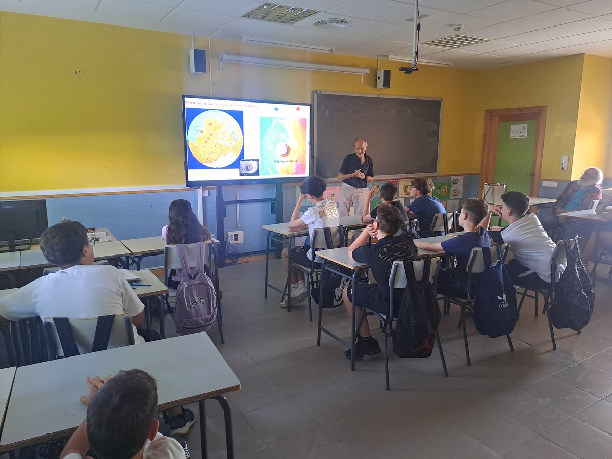 antonio97025542's tweet photo. Esta mañana, en el @iesneilarmstro1, los alumnos de 1º ESO han tenido la oportunidad de aprender aspectos de la Geología planetaria de Marte en la ponencia de Paco Anguita. Mil gracias por seguir promoviendo el interés y la motivación por la Ciencia!  Y por los meteoritos! https://t.co/BUGNa6Q6dz