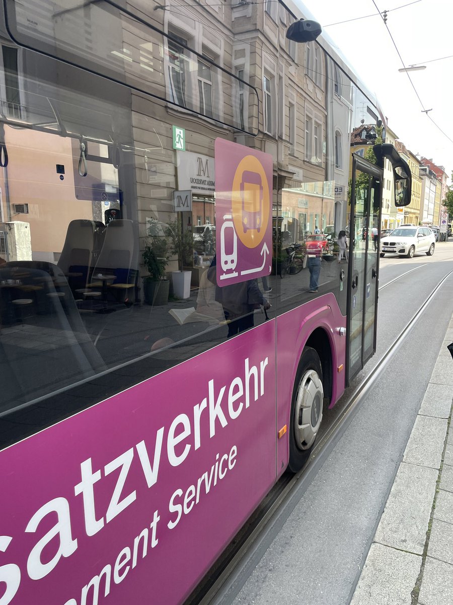 NiceBastard's tweet image. Busfahrer des SEV für die Linie 27 behauptet, sie dürften nur noch eine Tür an den Haltestellen öffnen, die hintere #mvg #mvv