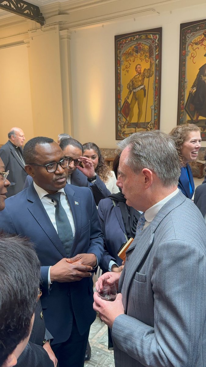 En marge de la rencontre  entre le P M de Belgique et les membres du corps diplomatique, j’ai eu un échange constructif avec Mr Bart De Wever, P M de Belgique,sur la situation séc. en RDC et les perspectives d’une coopération éc.plus robuste entre nos deux pays.