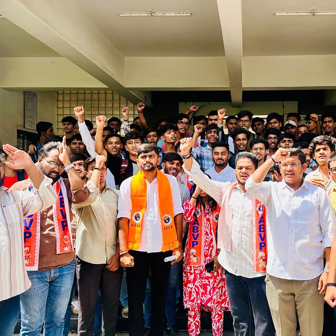 abvpsurat05's tweet photo. #ABVPSurat દ્વારા ગુજરાત ટેકનોલોજીકલ યુનિવર્સિટીએ લેવામાં આવેલ ડિપ્લોમા સેમેસ્ટર 2 ના એપ્લાઇડ મેથેમેટિકસ વિષયની પરીક્ષાના પ્રશ્નપત્રમાં થયેલા છબરડા બાબતે પોલીટેકનિક કોલેજ ખાતે આવેદન  પત્ર આપવામાં આવ્યું.

#ABVPSurat #ABVPGujarat #abvpforstudent https://t.co/dD9eFNJM5a
