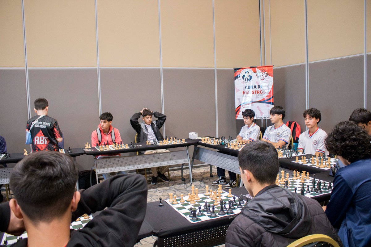 ♟️ El Desafío de Ajedrez en fue un encuentro de mentes brillantes. Gracias al maestro FIDE Iván Torales y a la destacada ajedrecista <a href="/kaissapy/">Gaby Vargas Talavera</a> por inspirar a cada jugador con su talento.

 🙏 Agradecemos también a la Bobby Fischer por impulsar este espacio.