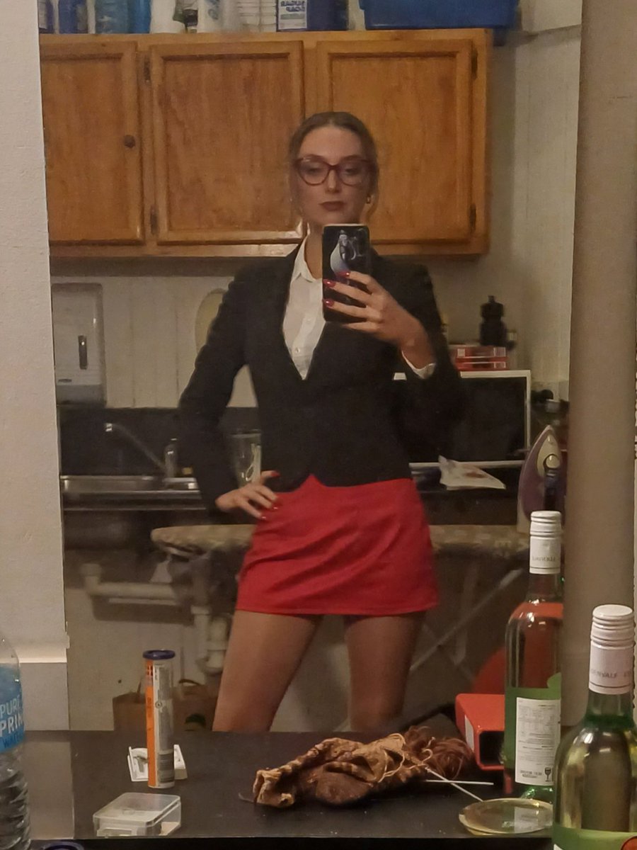 Still not dead I swear. It's show week for my silly opera and I am playing a walking HR violation. I even got a spray tan for this and I am tripping.