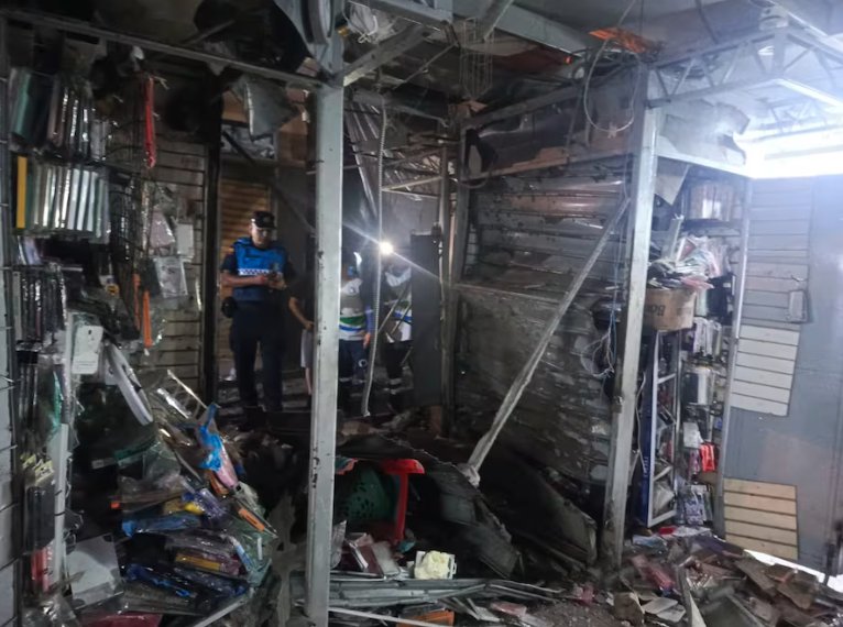 TMT30_'s tweet photo. Una profesora asesinada dentro de su escuela en Esmeraldas, un cuerpo colgado en un puente de Salinas, un niño en coma tras recibir una bala perdida en un intento de secuestro en Urdesa, y nuevo atentado explosivo en la Bahía de Guayaquil... ¿Qué más tiene que pasar? SOS https://t.co/YlXTiP1AG0