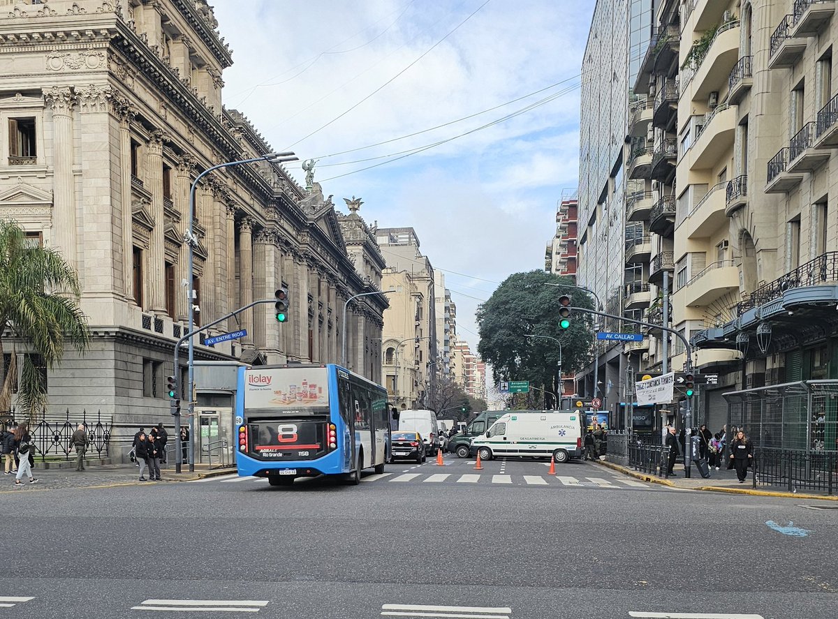 QueSea2027's tweet image. Las 9 de la mañana y Gendarmería corta dos carriles de la Av. Rivadavia en Congreso.