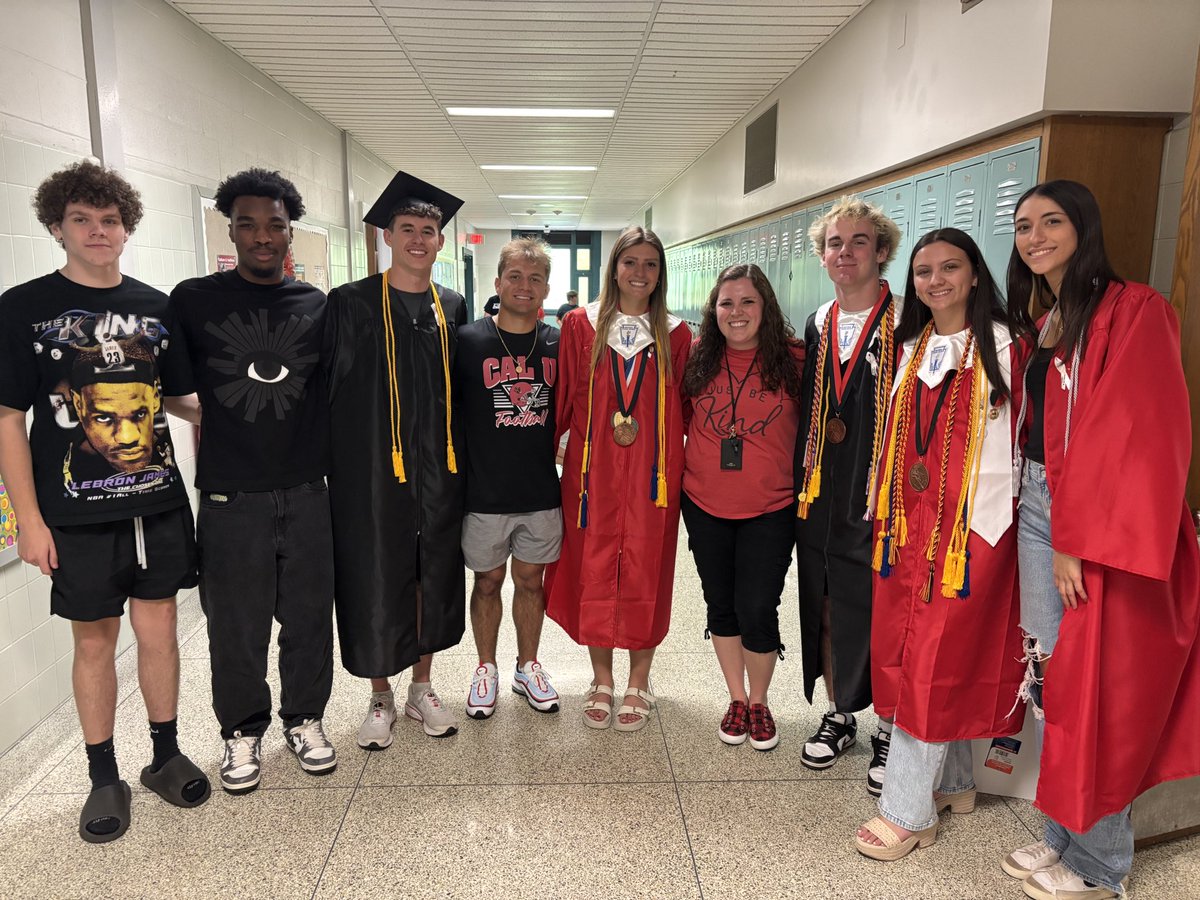 Loved seeing some of my former 5th graders!  Congratulations ❤️🖤🎓