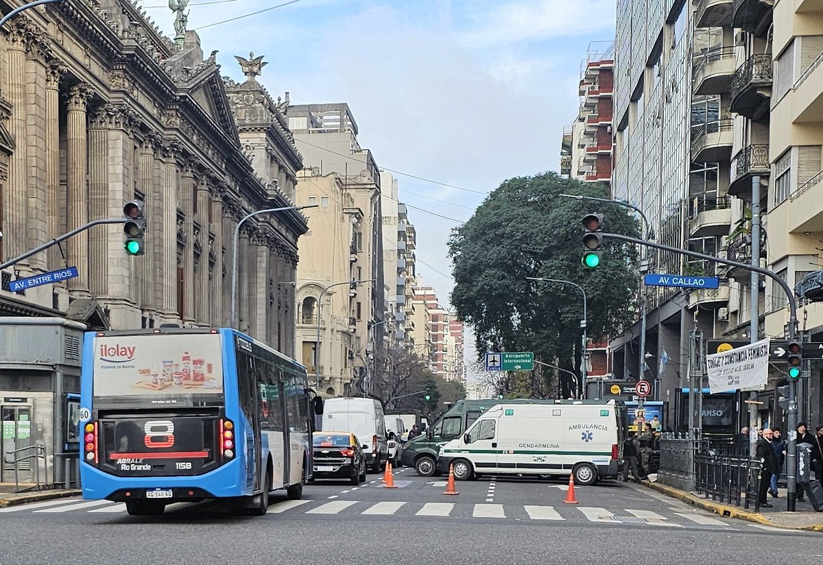QueSea2027's tweet image. Las 9 de la mañana y Gendarmería corta dos carriles de la Av. Rivadavia en Congreso.