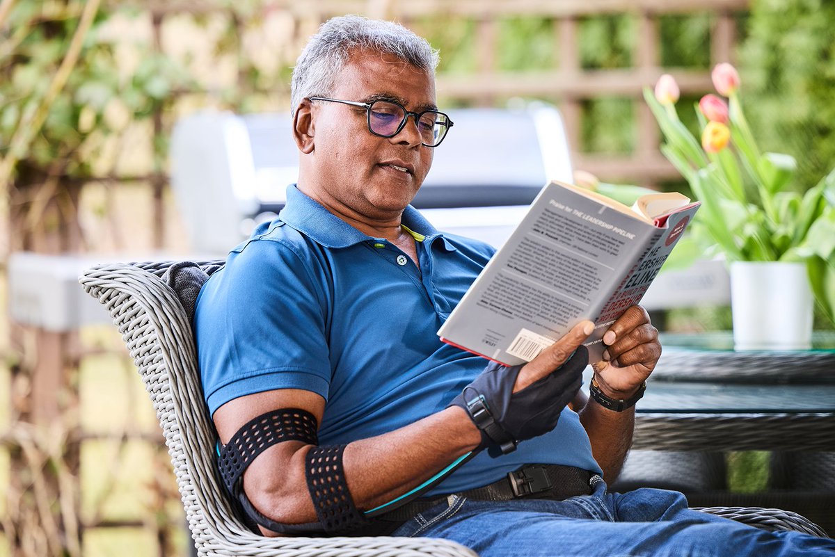 Putting on and taking off Carbonhand is now a breeze! The redesigned arm straps attach smartly to the glove’s cable, allowing for a one-step setup.

When it’s time to remove it, the straps stay in place, ready for your next use. Convenience and comfort, every step of the way.