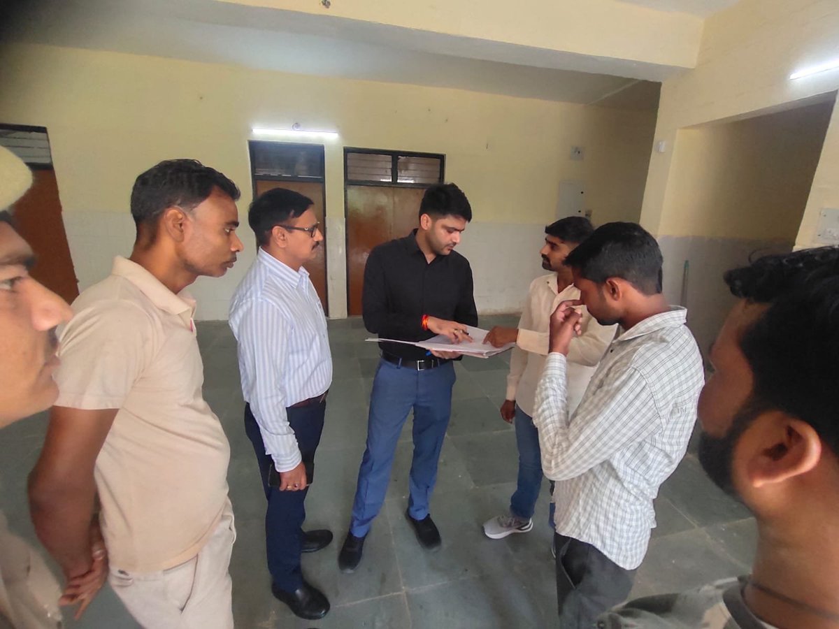 bstvlive's tweet photo. ⚡ लखीमपुर: CDO के निरीक्षण में पोस्टमार्टम हाउस की खुली पोल ⚡
🔍 पोस्टमार्टम हाउस में अव्यवस्थाओं का अंबार दिखा।
🚶♂️ डॉक्टर-स्टाफ निरीक्षण में गायब मिले।
💊 डॉक्टर, फार्मासिस्ट और कंप्यूटर ऑपरेटर नदारद।
⛔ CDO ने सभी अनुपस्थितों का वेतन, मानदेय रोका।
#Lakhimpur #CDOInspection #PostmortemHouse #UPNews #HealthSector