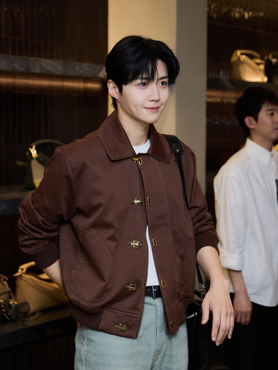 myjuyz_seonho's tweet photo. "Actor Kim Seonho's smile is a million-dollar smile, he's a total overpowered character..."

*it's from the same photographer 😉🫶 https://t.co/AxAVl1wxyp