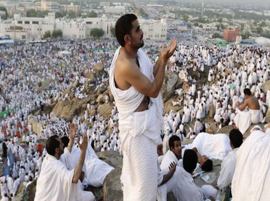 فضل يوم عرفة في الحج: يوم المغفرة والرحمة من الله وركيزة في مناسك الحج
ما هو فضل يوم عرفة في الحج؟
يوم عرفة هو من أعظم وأقدس أيام السنة في الإسلام، ويوافق اليوم التاسع من شهر ذي الحجة، يُعد هذا اليوم المبارك فرصة عظيمة للتقرب إلى الله،سواء كنت حاجاً أو غير حاج، دعنا نستعرض فضله👇