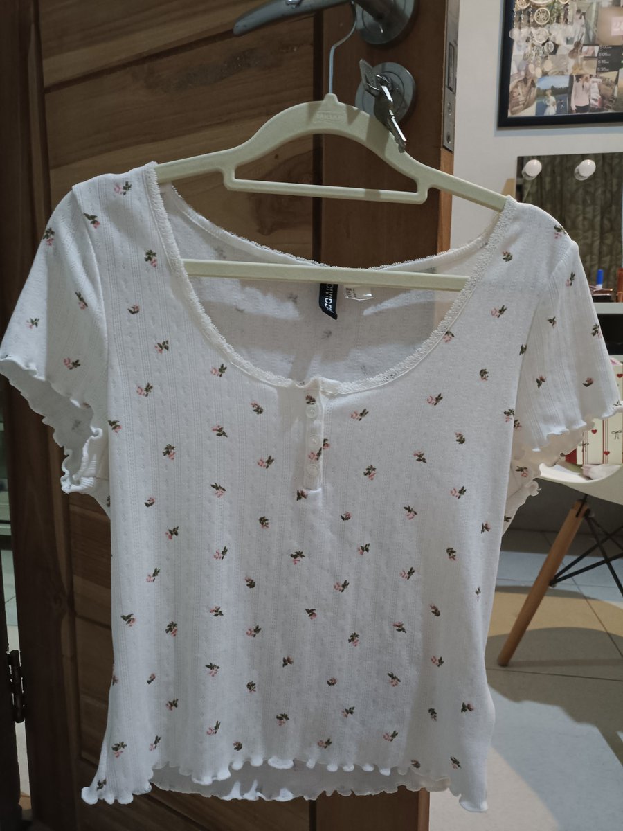 puippylove's tweet photo. h&amp;m lace floral coquette top, size L, good condi 
💸 100k https://t.co/khUNSIiCEi